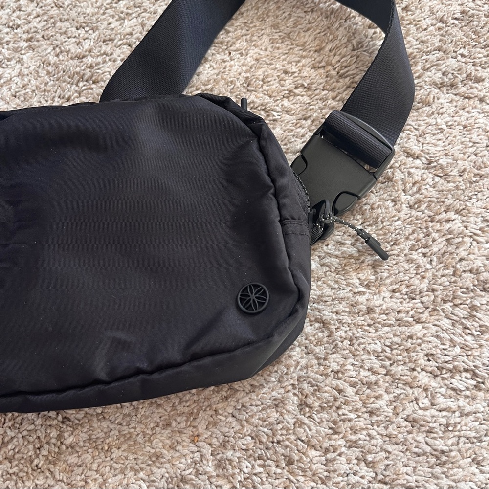 Gaiam // Belt Bag - Picture 2 of 4